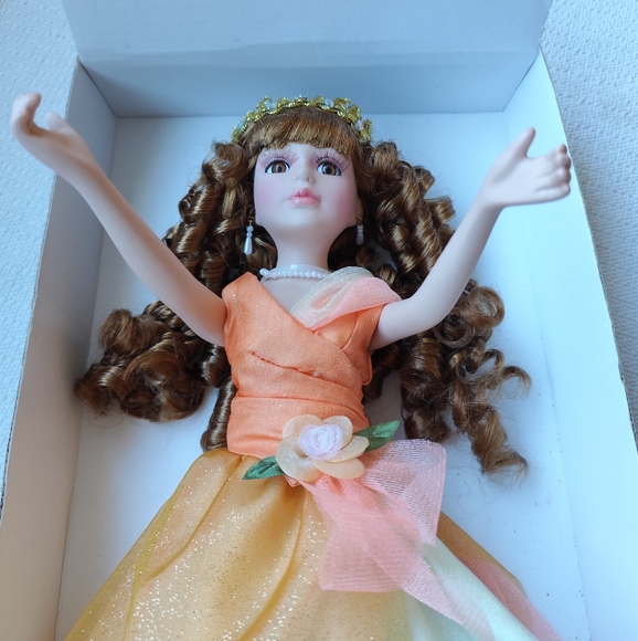 Beautiful porcelain doll 15" - Picture 4 of 5